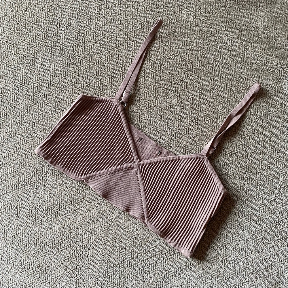 LIKE NEW Ribbed Crop Top - Picture 2 of 4